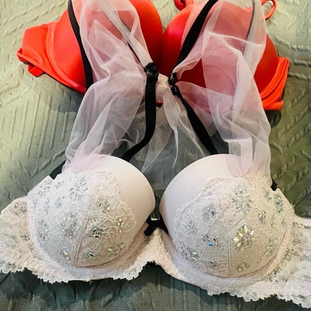 Victoria’s Secret bombshell runaway bra